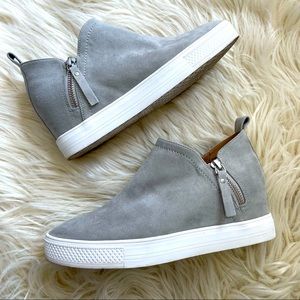 Susina Adara grey faux suede wedge sneakers, size 7